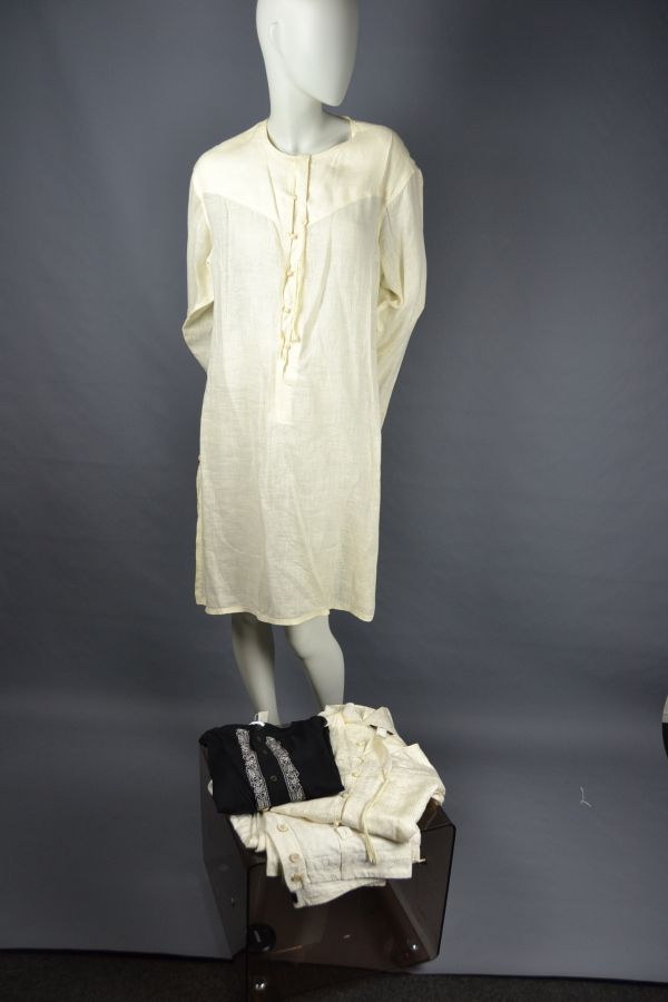 Null *VERSACE

Lot of clothes including : 

- White silk and cotton tunic, round&hellip;