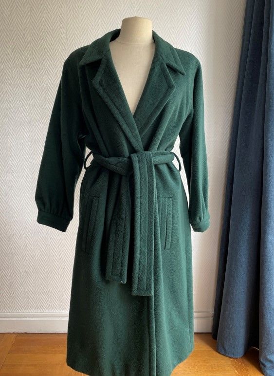 Null Yves SAINT LAURENT Left Bank

Long green coat, long sleeves, notched shawl &hellip;