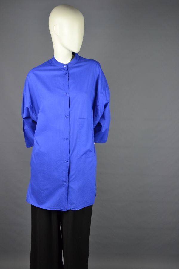 Null HERMES巴黎

明亮的蓝色棉质衬衫，有毛领，正面有大的贴袋，半长的袖子有超大的效果（一般状况良好）。