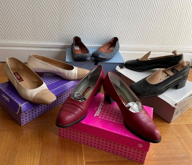 Null 一批鞋，包括:

CAREL

- 米白色真皮高跟鞋，米色鞋头 - 粉红色盒子里的38号尺寸

- 红色真皮高跟鞋，鞋跟尺寸7

郎咸平

- 蓝色牛&hellip;