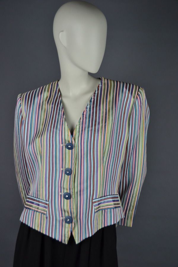 Null Yves SAINT LAURENT Variation

Silk bayadère jacket, shoulder shape with lon&hellip;