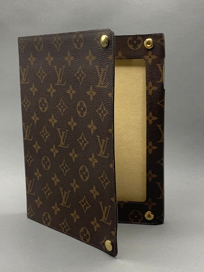 Null 
路易-威登（Louis VUITTON） 巴黎

一字纹皮革Ipad包，米色微纤维内衬，夹子封口（内有污渍）。

26 x 20,5 cm