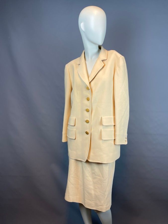 Null 赫米斯

米色服装，包括一件披肩领外套，长袖，单排扣，有五个代表飞马的金色金属纽扣，四个翻盖口袋和其直的中长裙（拉线，污渍）。

尺寸42