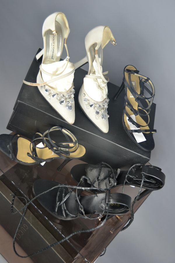 Null *大量的鞋子，包括:

Dolce & Gabanna

- 白色缎面绑带凉鞋，水钻装饰，尖头 - 尺寸40（状态一般）。

薇姿

- 黑色缎面蝴蝶&hellip;