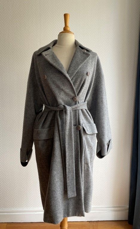 Null Salvatore FERRAGAMO

Grey long double-breasted coat, long sleeves, cuffs on&hellip;