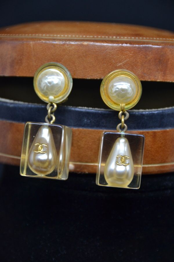 Null *CHANEL

一对耳夹，模型由镶嵌在透明树脂立方体中的水滴珍珠构成，珍珠上有镀金金属的香奈儿标志。夹子部分用树脂中的半颗珍珠进行装饰。背部系统为镀&hellip;
