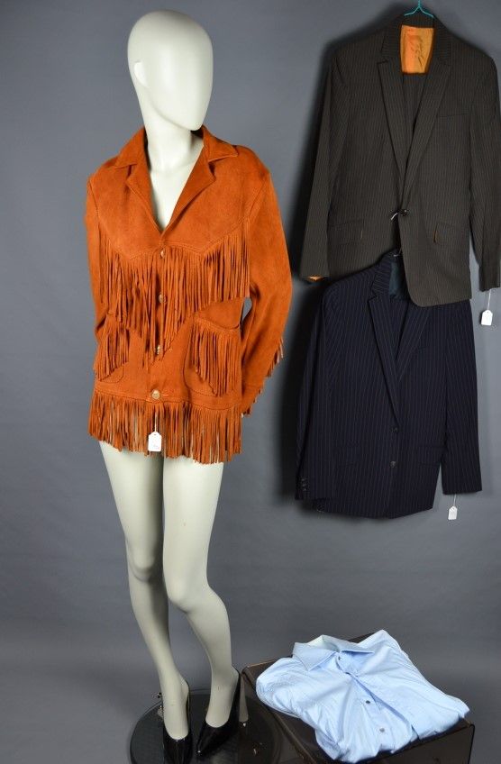 Null *Un conjunto de ropa que incluye : 

MÉXICO

- Chaqueta de ante marrón con &hellip;