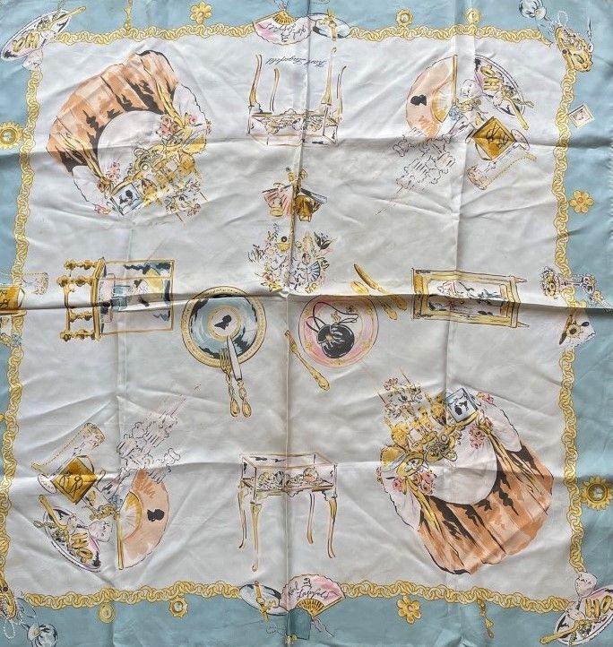 Null Karl LAGERFELD

印有路易十五家具图案的丝巾，天蓝色边框和金链，已签名（污渍）

86 x 86 cm