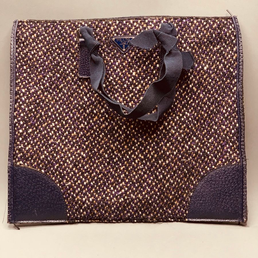 Null 
PRADA

Rectangular bag in navy blue tweed, two handles, leather inserts (s&hellip;