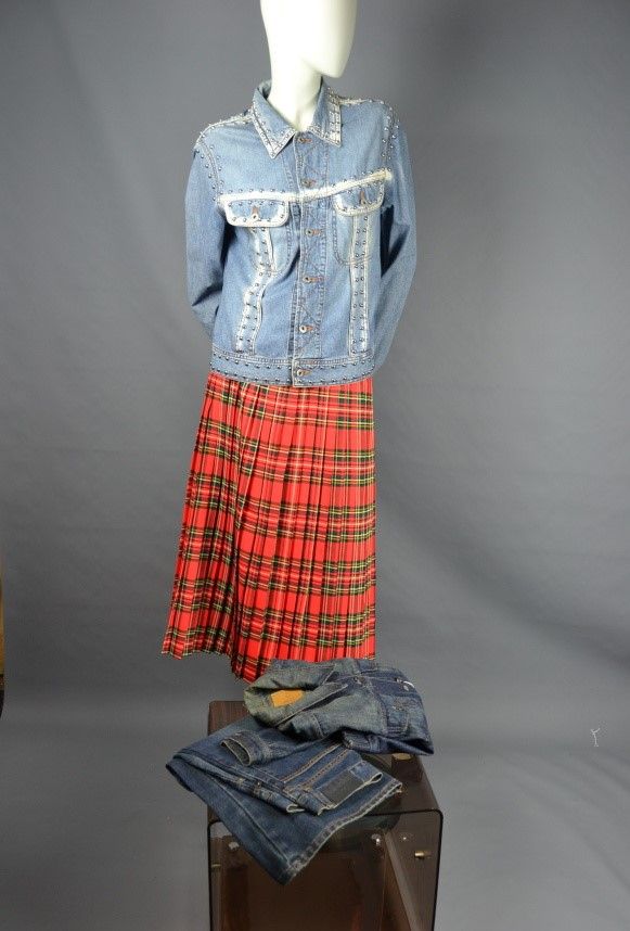 Null *Kleiderpaket, darunter:

D&G Dolce Gabana

- Jacke aus verwaschenem Jeanss&hellip;