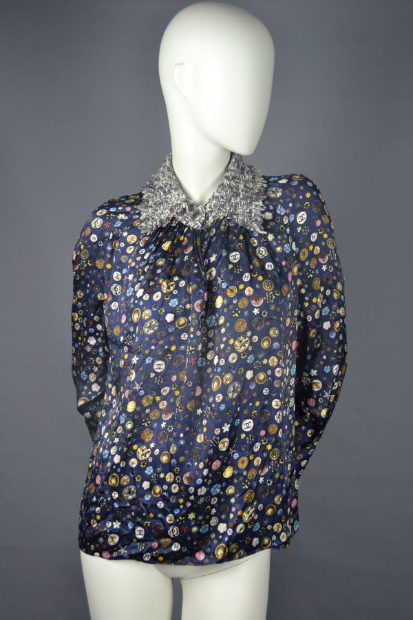 Null *CHANEL

Blusa de seda con botones y flores de Chanel, cuello de tweed de l&hellip;