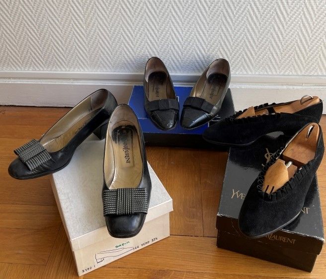 Null Yves SAINT LAURENT

Tre paia di scarpe: 

- Ballerine di velluto nero, rifi&hellip;