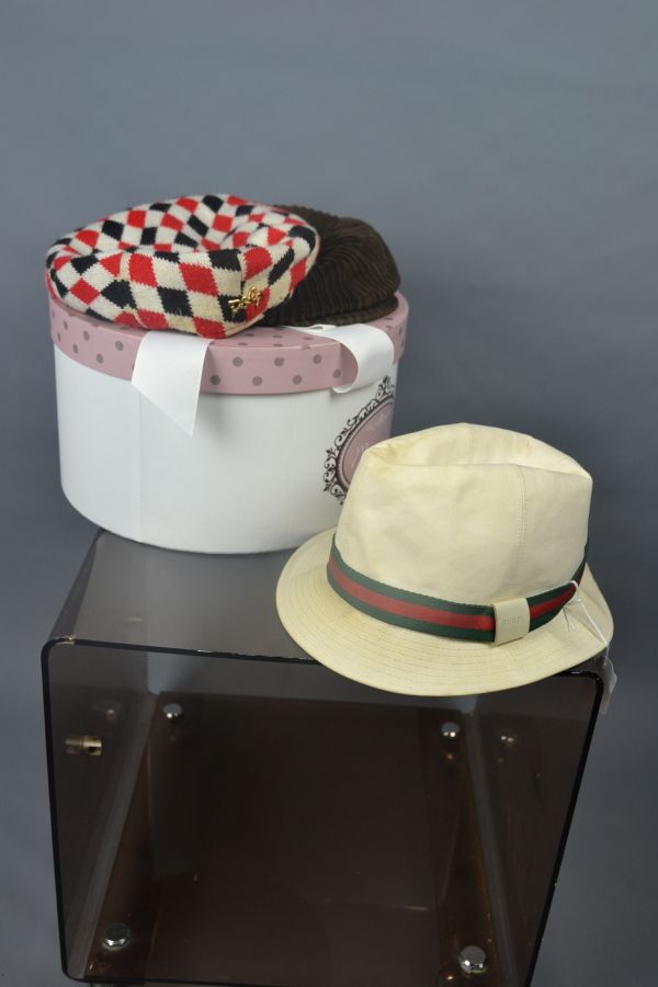 Null *成套的帽子包括:

理事长

- 红白黑格子图案男士平顶帽-尺寸L（孔，污渍）

DOLCE & GABBANA

- 棕色灯芯绒男士平顶帽-尺寸5&hellip;