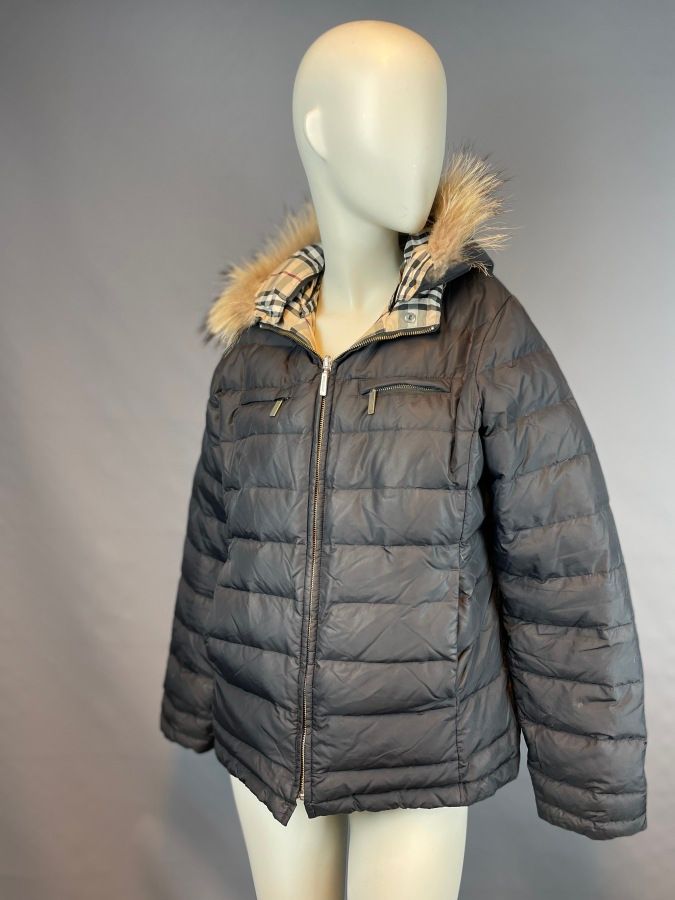 Null BURBERRY

Black quilted down jacket with zipper, long sleeves, two zippered&hellip;