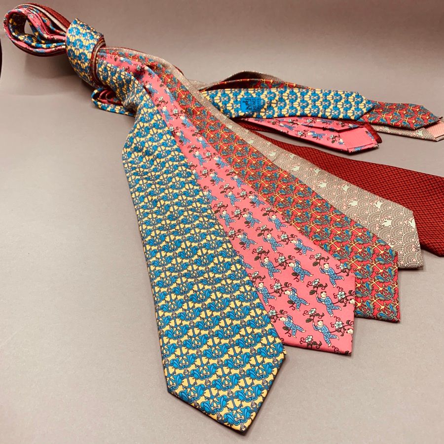 Null HERMES巴黎

一套领带和领结 :

- 丝质领结，装饰有巴黎市的徽章（船、百合花......） - 长度：74 cm

- 两条丝绸领带，一条是&hellip;