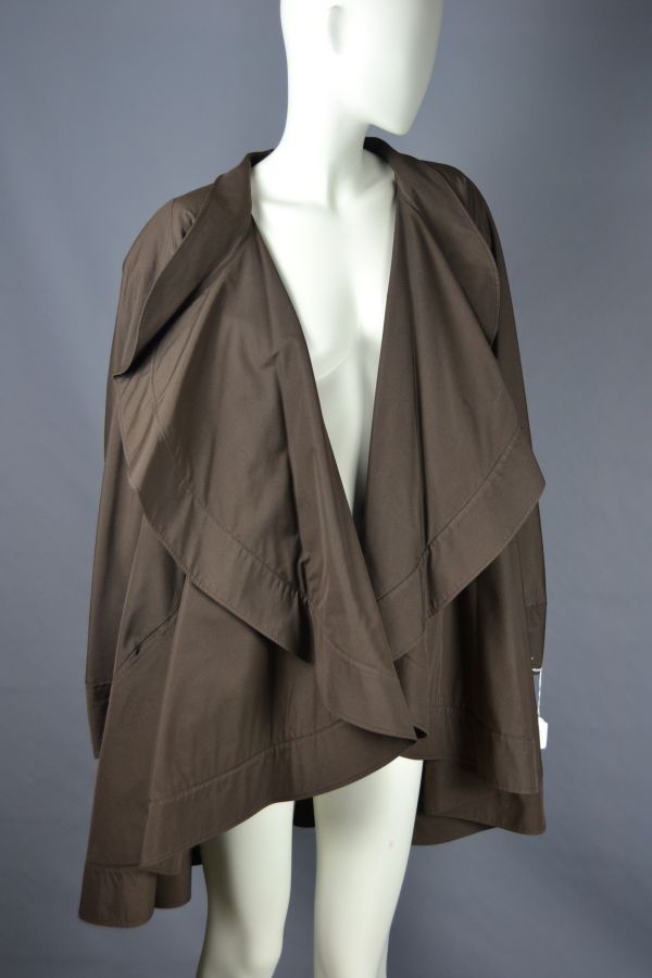 Null *棕色棉质斗篷外套，宽领。

附带一条米色合成材料和小羊皮条的超大披肩。