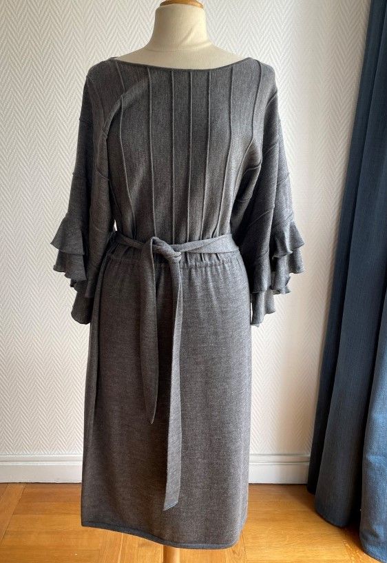 Null 巴伦蒂诺罗马

- 灰色罗纹针织的合身中长裙，宽大的褶皱袖子，船领，羊毛腰带

尺寸38