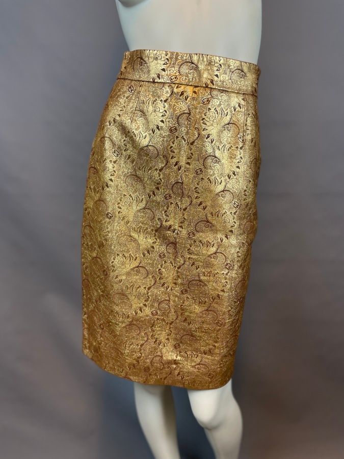 Null 香奈儿

金色印花皮革中长直筒裙，带有叶子图案和品牌标志，背面有拉链和按钮。

2012/2013年系列

尺寸：34