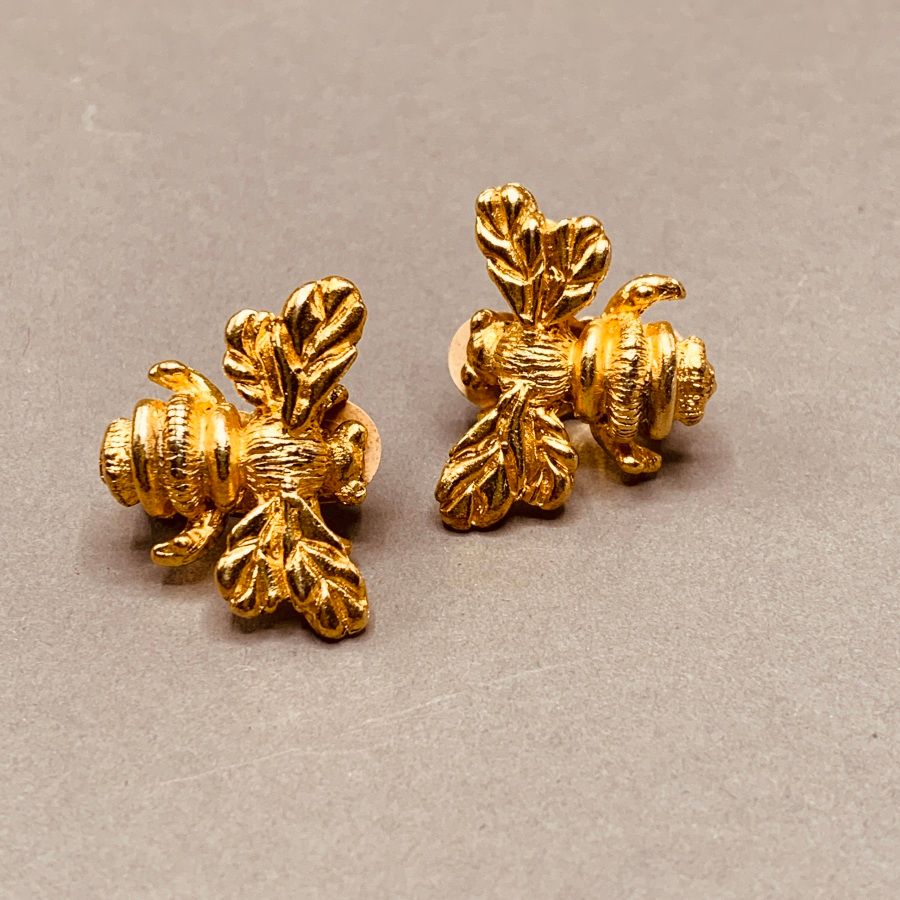 Null 
LORENZ Paris

Pair of golden metal ear clips representing bees, signed Lor&hellip;