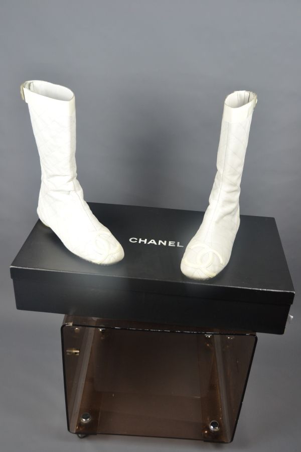 Null *CHANEL

一双白色皮革拉链中靴，绗缝和漆皮，小腿带，签名鞋面，橡胶鞋底（磨损）。

T39

在它的盒子里