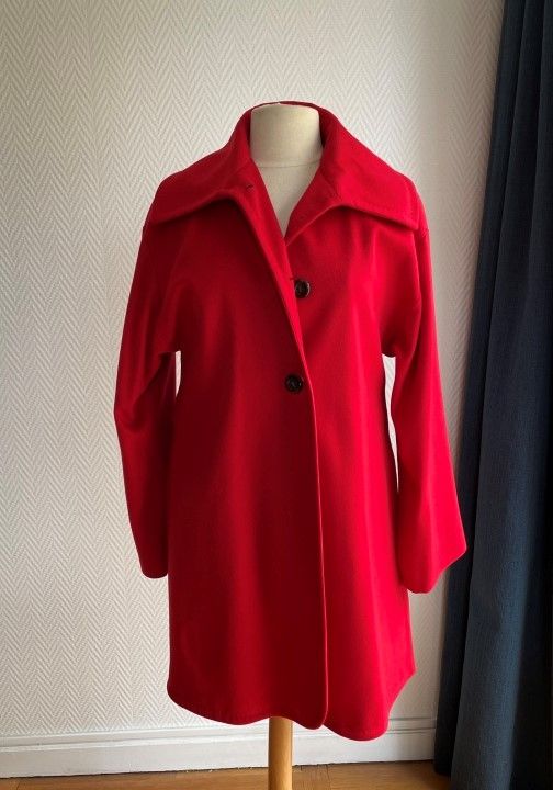 Null 巴伦蒂诺罗马

红色中长款大衣，宽领，单排扣，有三个纽扣和马蹄铁，两个垂直羊毛口袋

一个尺寸适合所有的人