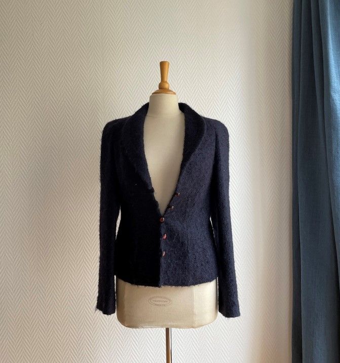 Null Lot de vêtements dont :

Salvatore FERRAGAMO

- Veste en bouclette bleu mar&hellip;