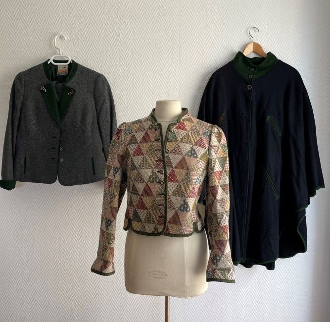 Null Lot of clothes including :

ORIGINAL TYROLIER LODEN 

- Woolen cloak with n&hellip;