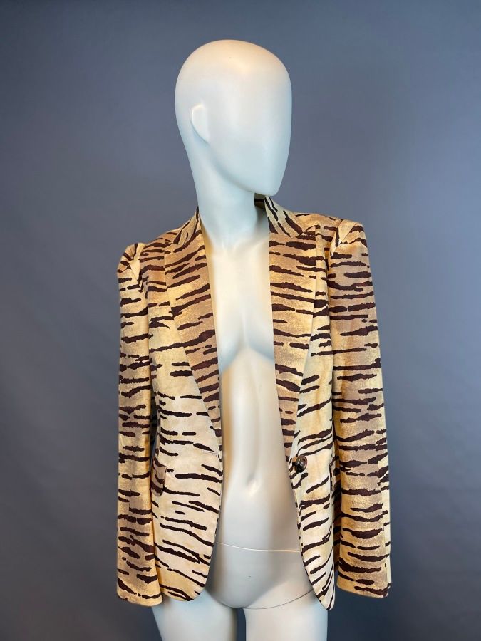Null LOVE MOSCHINO

Veste en coton à motifs tigrés beiges et marrons, col châle &hellip;