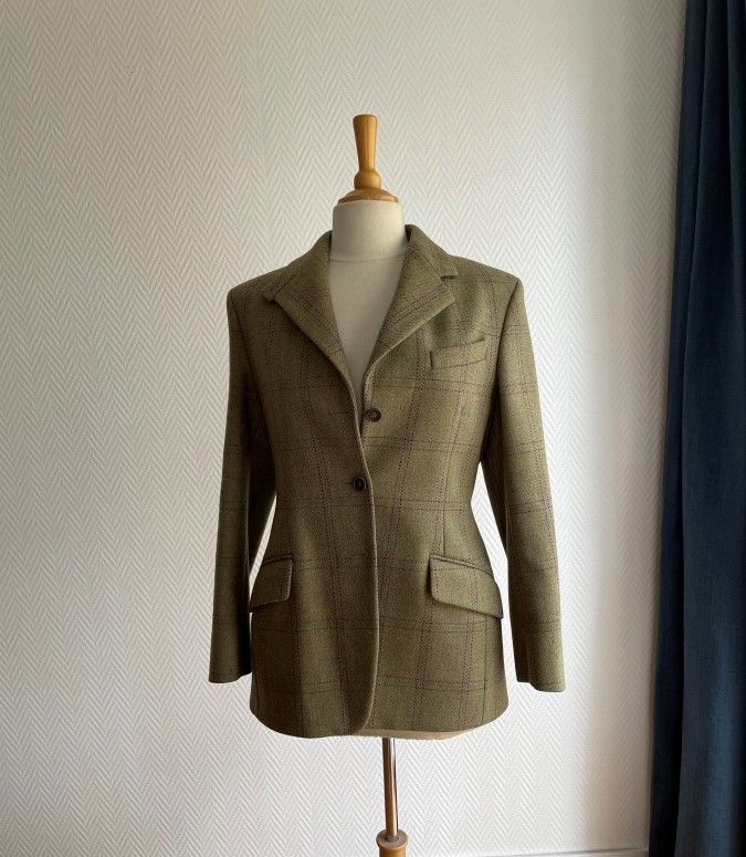 Null Lot de vêtements dont :

HOLAND & HOLAND

- Veste à chevrons en tweed kaki,&hellip;