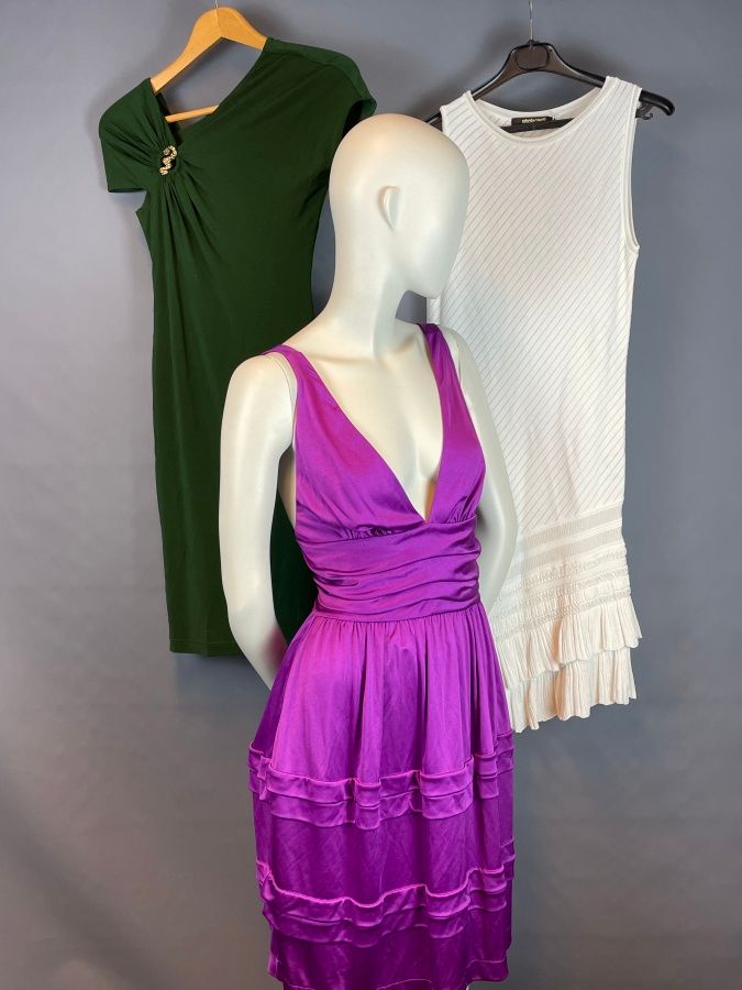 Null Roberto CAVALLI

Lot de robes :

- Robe en viscose verte mi-longue, manches&hellip;