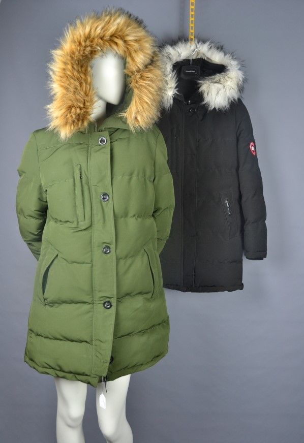 Null *KuBAYASHI定制的CANADA GOOSE补丁

两件合成中长款羽绒服，一件绿色，一件黑色，带毛皮连帽领（状况良好）

尺寸38/40