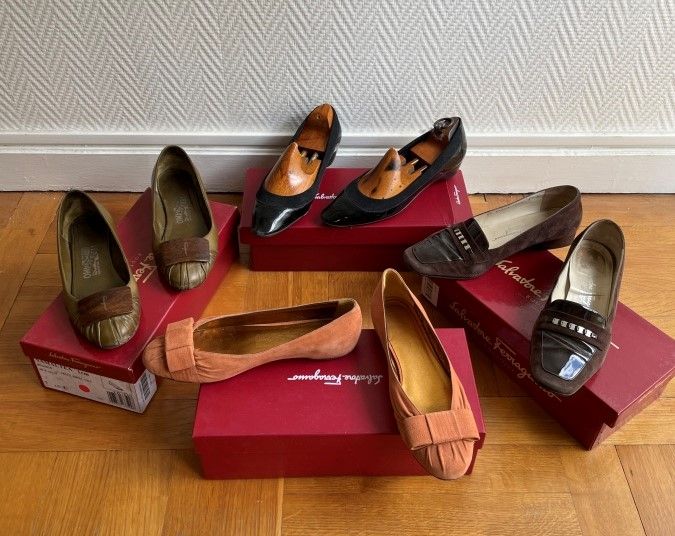 Null Salvatore FERRAGAMO

Four pairs of shoes in their red box signed :

- Regal&hellip;