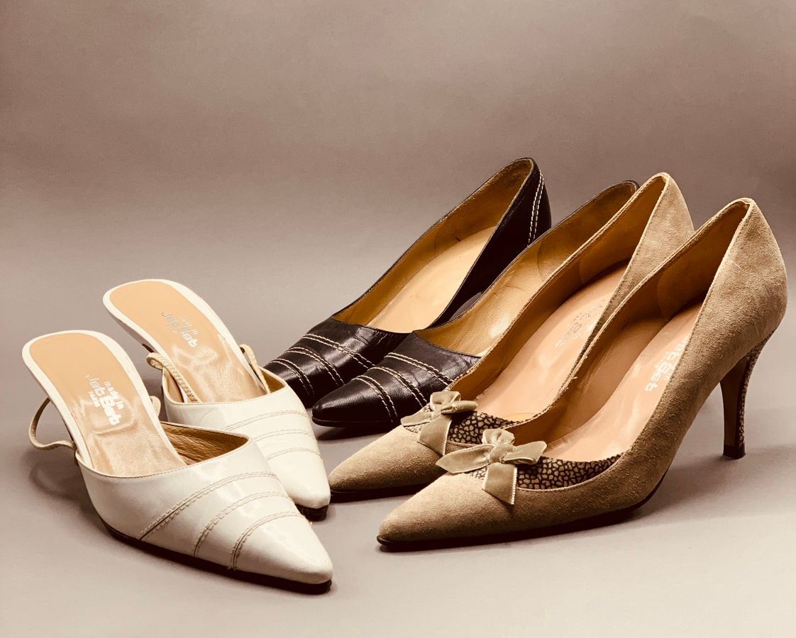Null 
JET SET

三双鞋:

- 灰色绒面革高跟鞋，鞋面有蝴蝶结，尖头 - 尺寸 5,5 - 8厘米高跟鞋

- 白色皮骡子，尖头 - 尺寸 5,1&hellip;