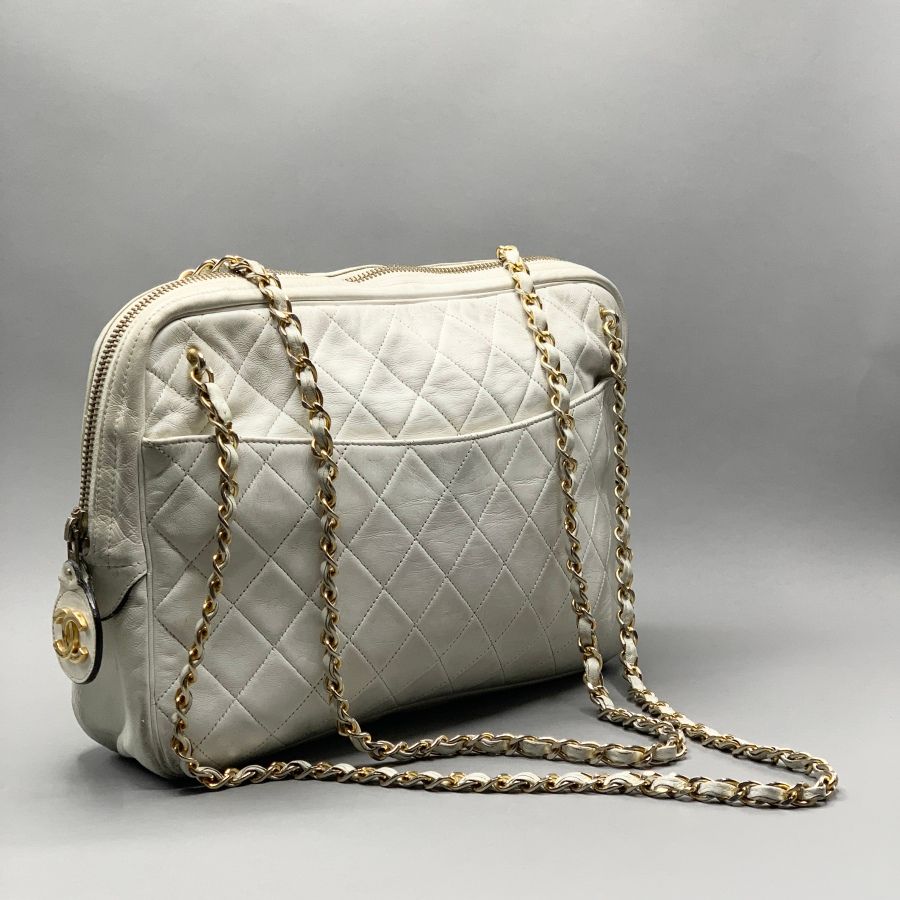 Null 
CHANEL

Tasche "Caméra" aus weißem, gestepptem Leder, Reißverschluss, dopp&hellip;