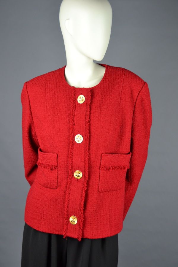 Null CHANEL

Red wool tweed jacket, long sleeves, round collar and two patch poc&hellip;