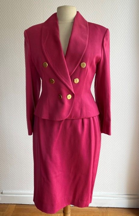 Null Lot of clothes including : 

Guy LAROCHE

- Fuchsia outfit, double-breasted&hellip;