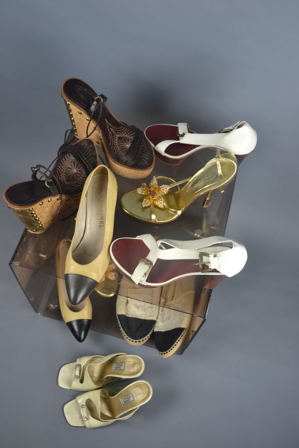 Null *大量的鞋子，包括:

香奈儿

- 宫廷鞋和espadrilles（条件不好）。

- 软木和金属楔子，露趾高跟鞋 - 估计尺寸：40（状态良好）