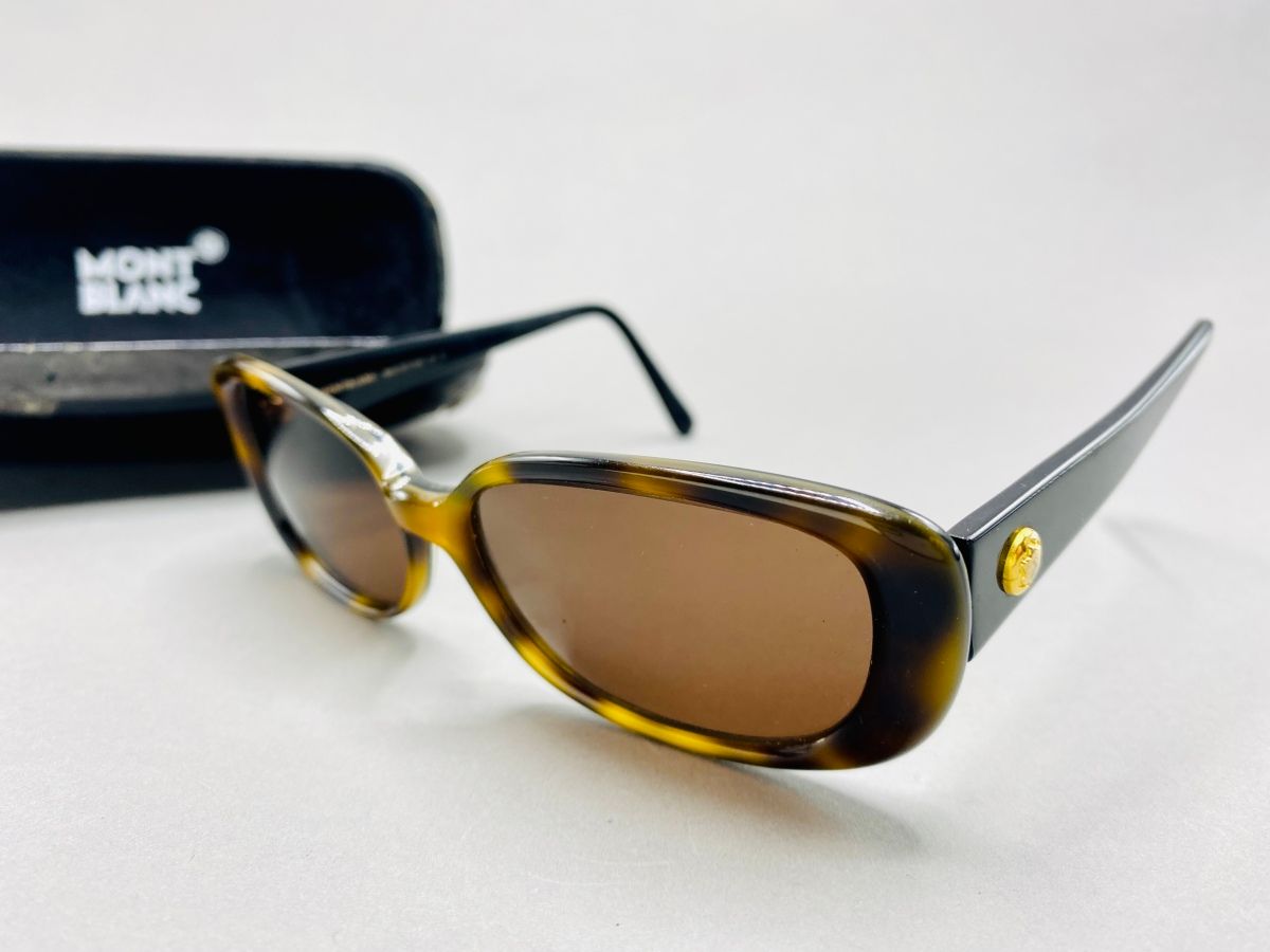 Null MONTBLANC

Pair of sunglasses in imitation of tortoiseshell. In its origina&hellip;
