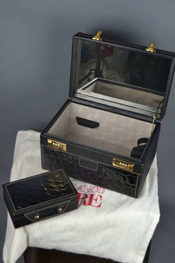Null *Gianfranco FERRE

黑色鳄鱼纹漆皮化妆盒和珠宝盒，皮革手柄，密码锁，内部有签名的织物，有防尘袋（变色）。