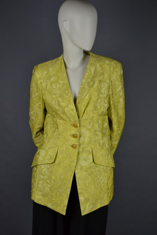 Null Christian LACROIX

皱纹效果的茴香粘胶夹克，缺口披肩领，两个前翻盖口袋，单排扣（衬里有污渍）。

尺寸40