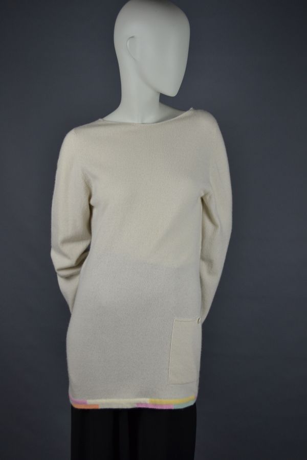 Null CHANEL

Light beige cashmere sweater, plunging back weighted with a double &hellip;