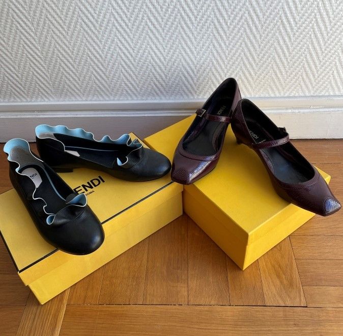 Null 芬迪

两双鞋在他们的黄盒子里:

- 黑色真皮芭蕾舞鞋，天蓝色内翻，小鞋跟 - 尺寸 37

- 梅花色漆皮拖鞋，金属扣，小鞋跟 - 尺寸 37,5&hellip;