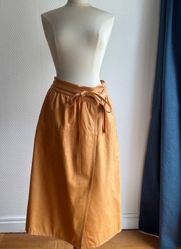 Null Lot of clothes including :

Marc JACOBS 

- Camel leather wrap skirt, lined&hellip;
