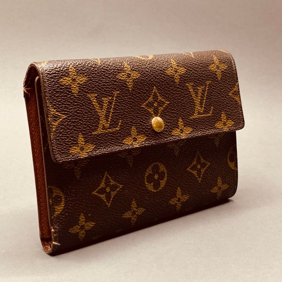 Null Louis VUITTON

Elise "钱包，Monogrammed皮革，棕色皮革内饰，压力下的翻盖关闭（磨损）。

11,5 x 15,9 cm