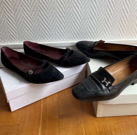 Null 一批鞋，包括:

Marc JACOB

- 带扣带的黑色麂皮绒尖头芭蕾舞鞋 - 尺寸 38 in box

HERMES巴黎

- 花朵，黑色皮革软&hellip;