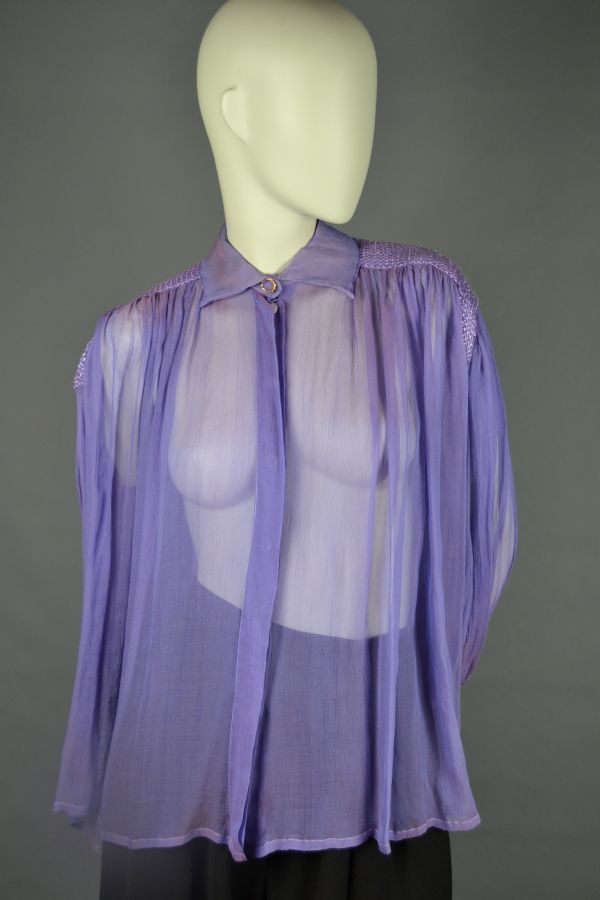 Null DIOR专卖店

帕尔马真丝衬衫，带摩尔纹的亮点，真丝网状肩部（有些微线被拉开）。

估计规模：40