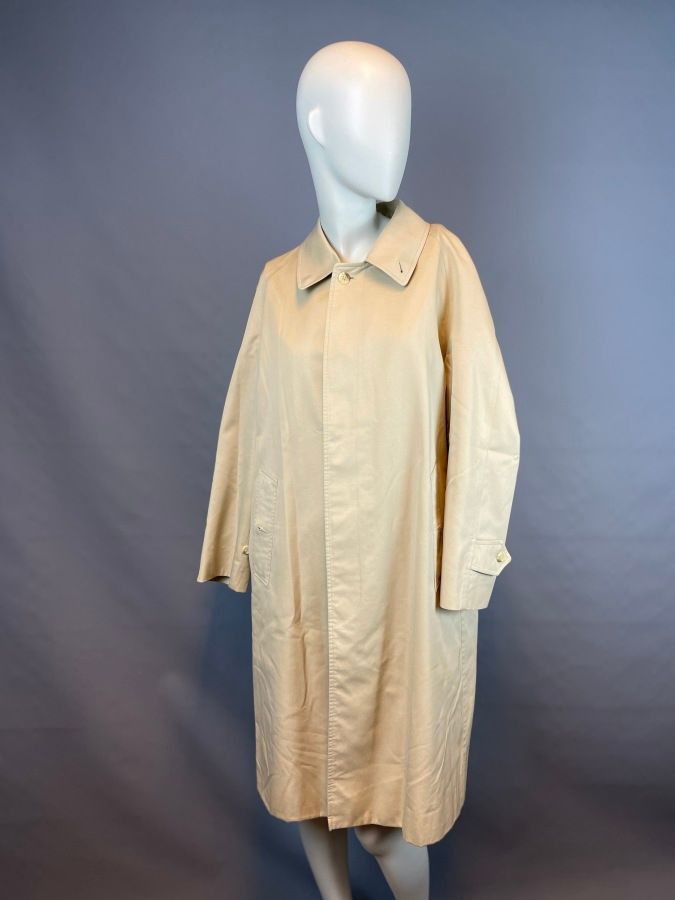 Null BURBERRY'S

米色男士中长款风衣，门襟下有纽扣，长袖，小领（污渍很浅）

约1980年

尺寸44