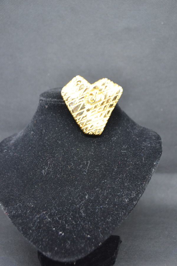 Null Christian LACROIX 

Broche de metal dorado en forma de corazón estilizado. &hellip;