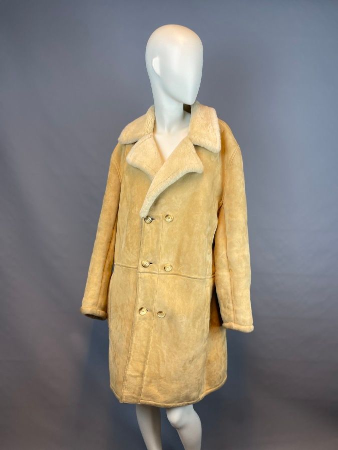 Null Mittellanger Mantel aus gewendetem Schafsfell, gezackter Schalkragen, doppe&hellip;