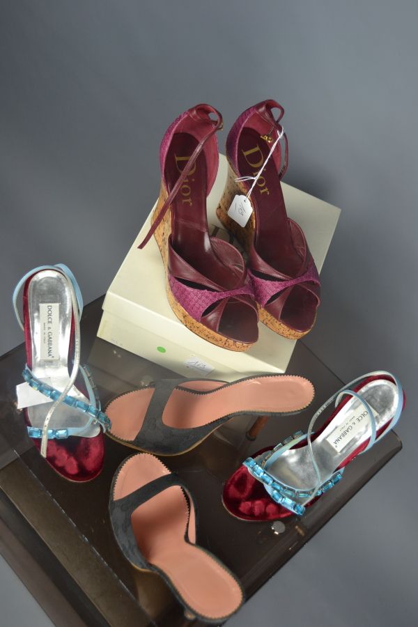 Null *大量的鞋子，包括:

DIOR

- 皮质和酒红色蛇皮的透视凉鞋，软木鞋垫 - 尺寸 40.5 (状态良好)

GUCCI

- 带图案的织物透视凉&hellip;